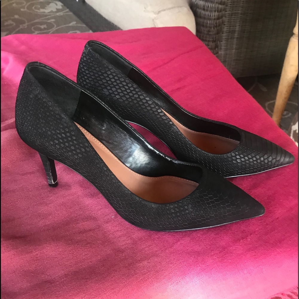 Vince Camuto Black suede snake pump. Size 8 1/2
